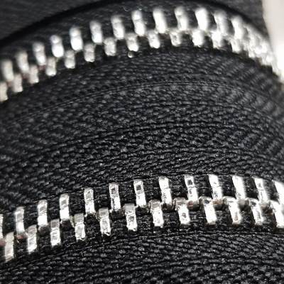 Молния рулонная Металл Т5, шлифованная № 322 Черный цв.Никель (уп.50м)-1