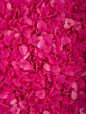  Кнопка пластиковая трикотажная фигурная сердце, цв. 580 маджента (уп.1000 шт)F  ТриКатушки