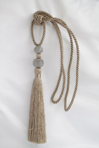  DB-02433-putty кисть шторная цв.кофе с молоком ( высота от основания 26см,со шнуром 64 см )  ТриКатушки