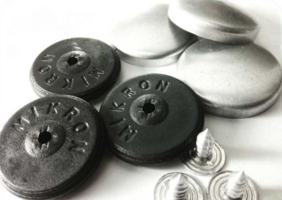  Заготовка для обтяжки пуговиц на гвоздике №28(18мм) верх сталь, низ пластик(упак.500 шт)  ТриКатушки