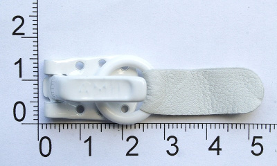  Крючок шубный кожаный "Amii" цв.9003 белый (упаковка 20 штук)  ТриКатушки