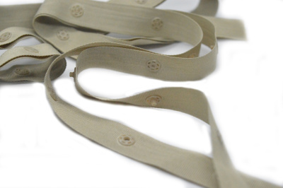  Тесьма с кнопками шир.1,8 см между кнопками 5 см цв. Бежевый (уп.50 ярд = 45,7 м)  ТриКатушки