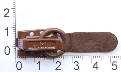  Крючок шубный кожаный "Amii" цв.8007 светло-коричневый (упаковка 20 штук)  ТриКатушки