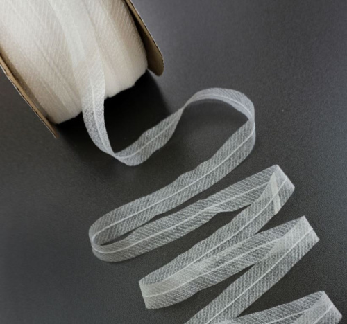  Лента нитепрошивная клеевая по косой со строчкой 10мм цв.белый (рул.100 м.)  ТриКатушки