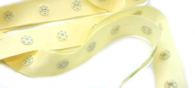  Тесьма с кнопками шир.1,8 см между кнопками 2,5 см цв. Айвори (уп.50 ярд = 45,7 м)  ТриКатушки