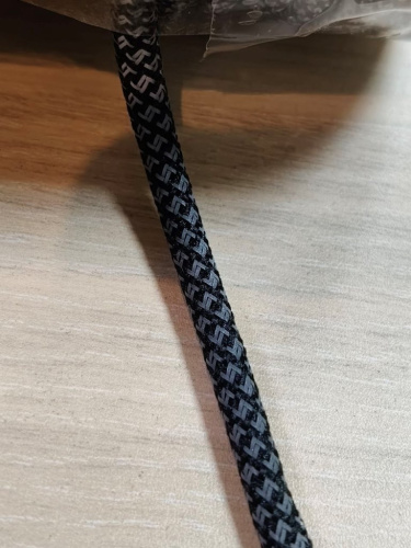  Шнур светоотражающий круглый с наполнит.; ПЭ+светоотр.нить, 5мм, 5,5г/м (нам. 100 м) цв.610 черный  ТриКатушки