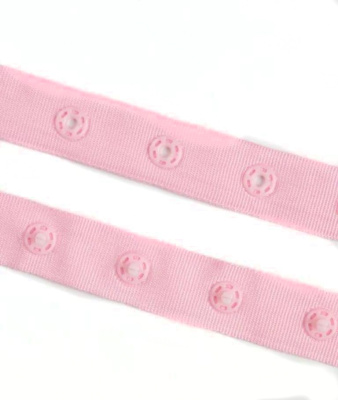  Тесьма с кнопками шир.1,8 см между кнопками 2,5 см цв. Розовый (уп.50 ярд = 45,7 м)  ТриКатушки