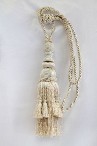  CA-9268-D1 подхват с кистью+стеклярус цв.тёмно молочный. (высота от основания 34см со шнуром 78 см )  ТриКатушки