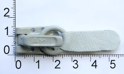  Крючок шубный кожаный "Amii" цв.7038 светло-серый (упаковка 20 штук)  ТриКатушки