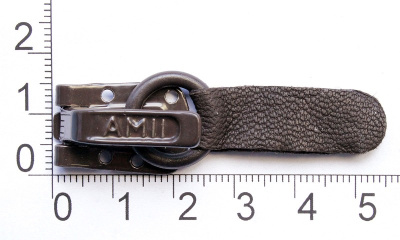  Крючок шубный кожаный "Amii" цв.8019 темно-коричневый (упаковка 20 штук)  ТриКатушки