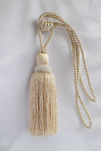  CA-9606-А2 подхват с кистью цв.беж./мол. (высота от основания 22см со шнуром 61 см )  ТриКатушки