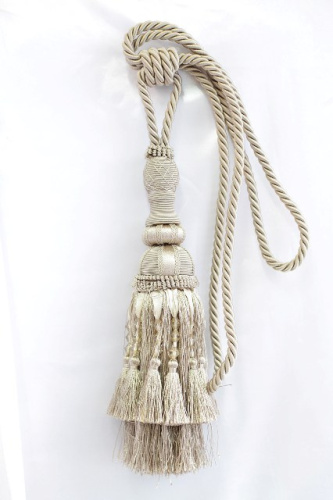  CA-9268-D7 подхват с кистью+стеклярус цв.бежевый. (высота от основания 34см со шнуром 78 см )  ТриКатушки