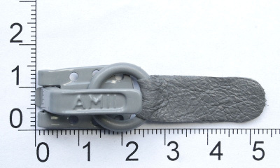  Крючок шубный кожаный "Amii" цв.7037 средне-серый (упаковка 20 штук)  ТриКатушки