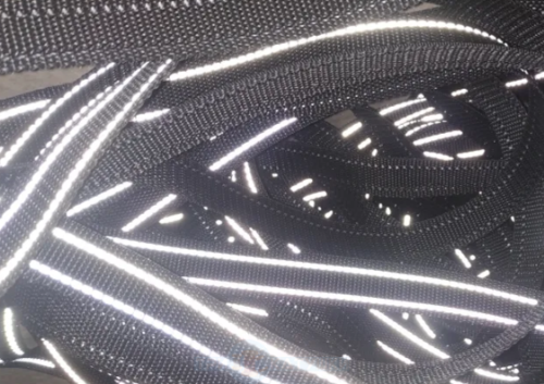  Стропа ременная со светоотражающей нитью 25 мм.цв.Черный уп. 50м Ф  ТриКатушки