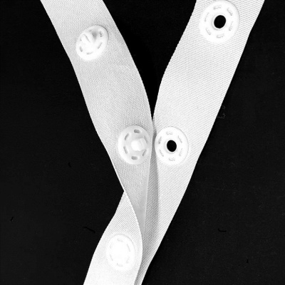  Тесьма с кнопками шир.1,8 см между кнопками 5 см цв. Белый (уп.50 ярд = 45,7 м)  ТриКатушки