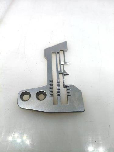  Игольная пластина с узким носиком для оверлока серия 737-3 R4200-LOE-EOO  ТриКатушки