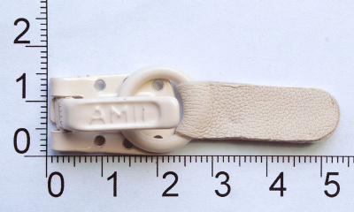  Крючок шубный кожаный "Amii" цв.1013 кремовый (упаковка 20 штук)  ТриКатушки