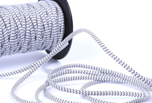  Шнур светоотражающий круглый с наполнит.; ПЭ+светоотр.нить, 5мм, 5,5г/м (нам. 100 м) цв.602 белый  ТриКатушки