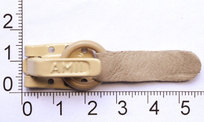  Крючок шубный кожаный "Amii" цв.1001 светло-бежевый (упаковка 20 штук)  ТриКатушки