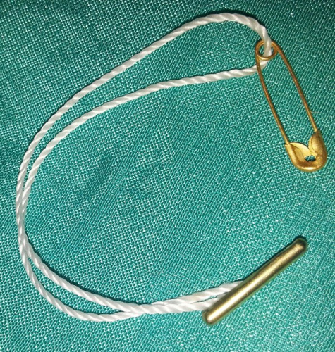  Биркодержатели с булавкой К100-6 90 мм (уп.1000 шт.) цв.белый (золото)  ТриКатушки