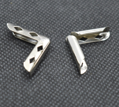  Уголок металлический 22мм цв. никель (уп. 100шт.)  ТриКатушки