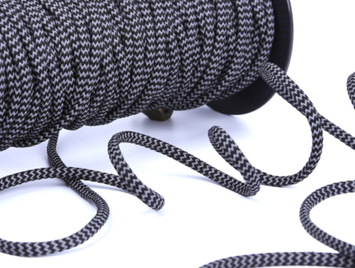  Шнур светоотражающий круглый с наполнит.; ПЭ+светоотр.нить, 5мм, 5,5г/м (нам. 100 м) цв.610 черный  ТриКатушки