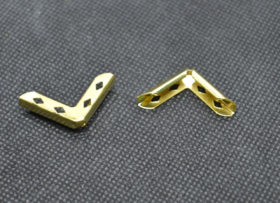  Уголок металлический 22мм цв. золото (уп. 100шт.)  ТриКатушки