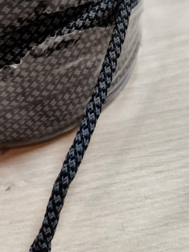  Шнур светоотражающий круглый с наполнит.; ПЭ+светоотр.нить, 5мм, 5,5г/м (нам. 100 м) цв.610 черный  ТриКатушки