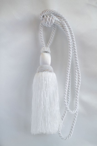  CA-9606-А1- подхват с кистью цв.белый (высота от основания 22см со шнуром 61 см )  ТриКатушки