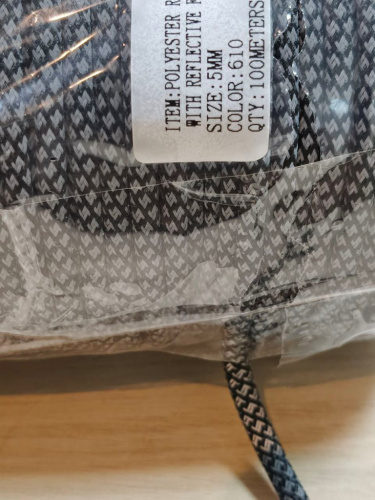  Шнур светоотражающий круглый с наполнит.; ПЭ+светоотр.нить, 5мм, 5,5г/м (нам. 100 м) цв.610 черный  ТриКатушки