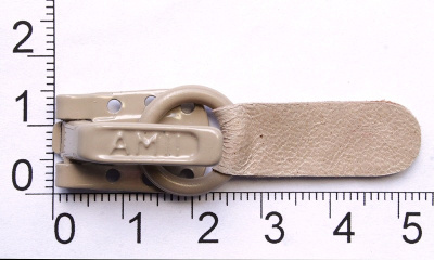  Крючок шубный кожаный "Amii" цв.1019 средне-бежевый (упаковка 20 штук)  ТриКатушки