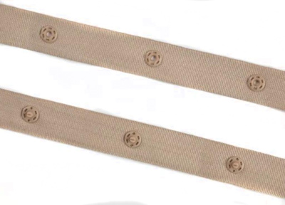  Тесьма с кнопками шир.1,8 см между кнопками 2,5 см цв. Бежевый (уп.50 ярд = 45,7 м)  ТриКатушки