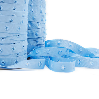  Тесьма с кнопками шир.1,8 см между кнопками 2,5 см цв. Голубой (уп.50 ярд = 45,7 м)  ТриКатушки
